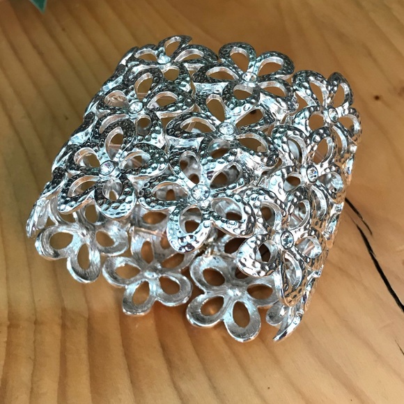 Jewelry - 🌺🌺 4/$25! Silver Tone Stretch Cuff Bracelet